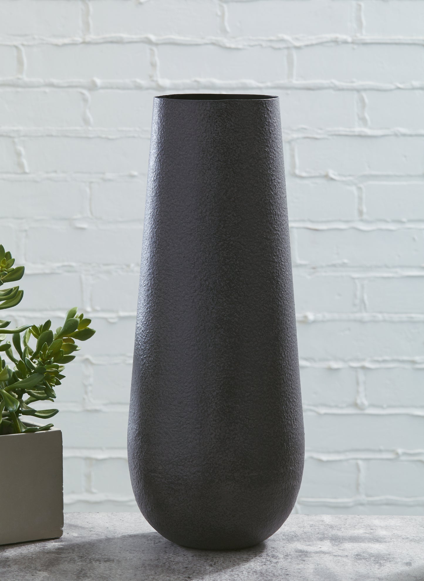 Haines Furniture Outlet - Ashley Furniture - Fynn Vase - Vase / Antique Brown - A2000516