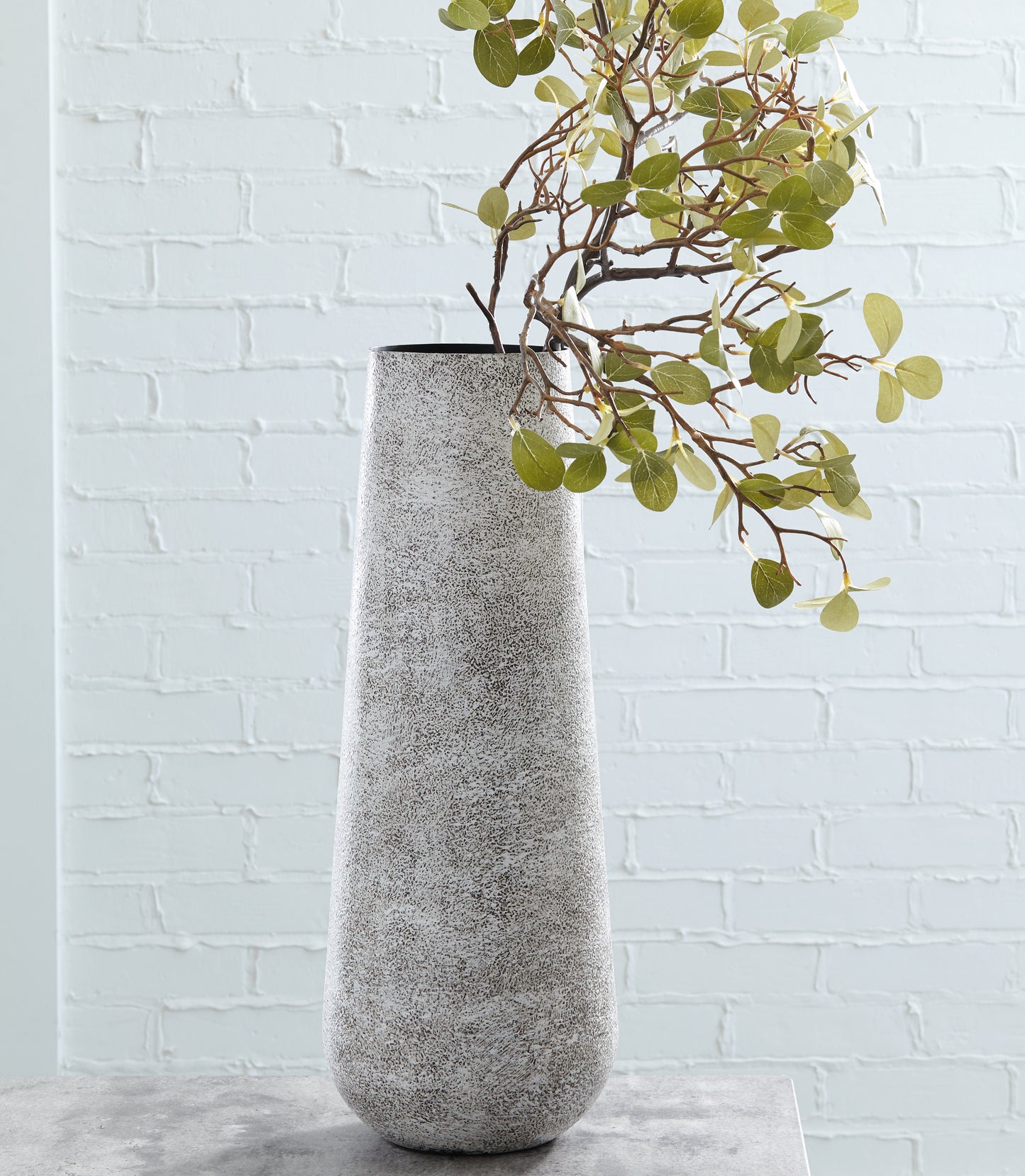 Haines Furniture Outlet - Ashley Furniture - Fynn Vase - Vase / Antique White - A2000517