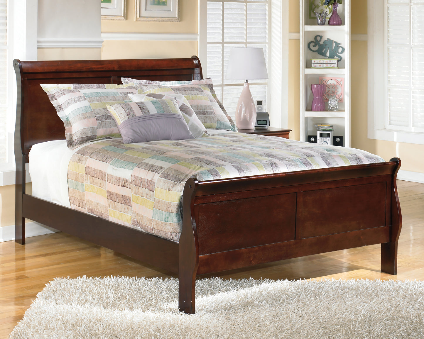 Haines Furniture Outlet - Ashley Furniture - Alisdair Bedroom - Full Sleigh Bed / Reddish Brown - B376B4