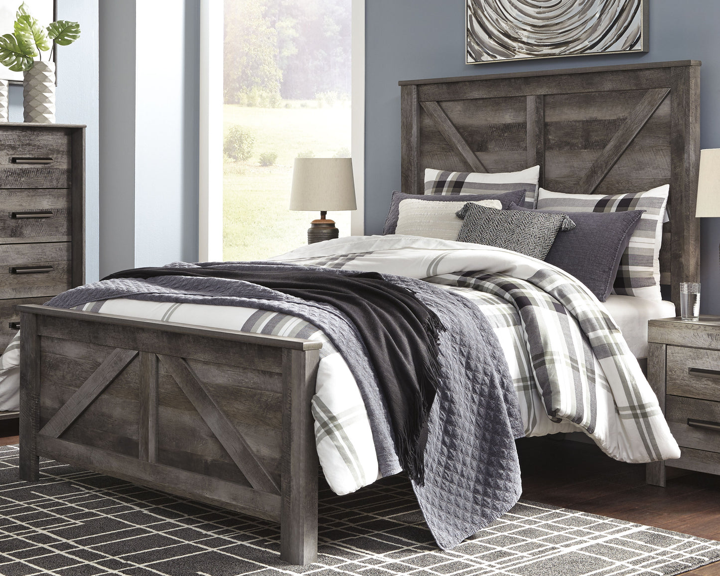 Haines Furniture Outlet - Ashley Furniture - Wynnlow Bedroom - Queen Crossbuck Panel Bed / Gray - B440B9