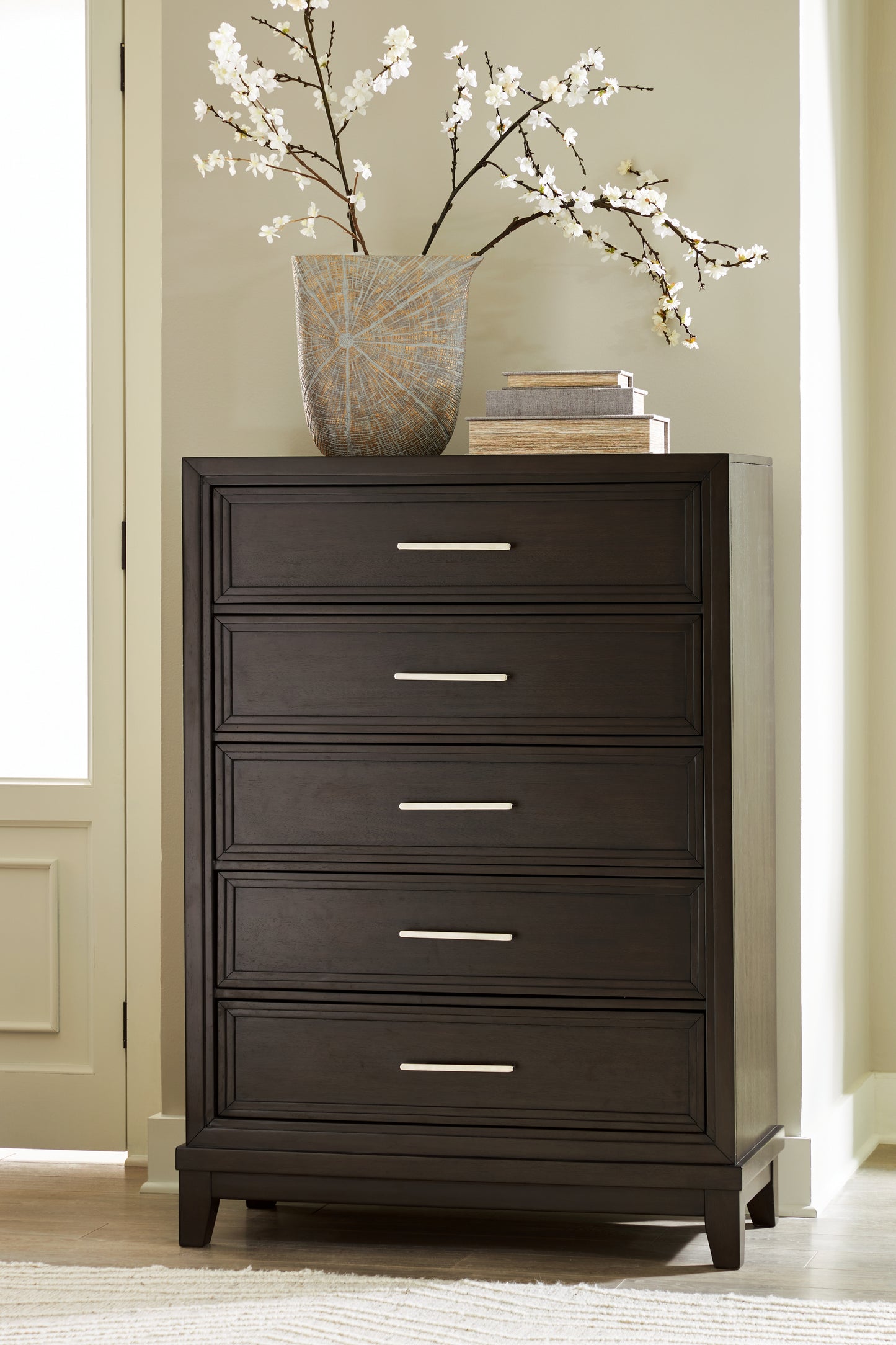Haines Furniture Outlet - Ashley Furniture - Neymorton Bedroom - Five Drawer Chest / Dark Grayish Brown - B618-46