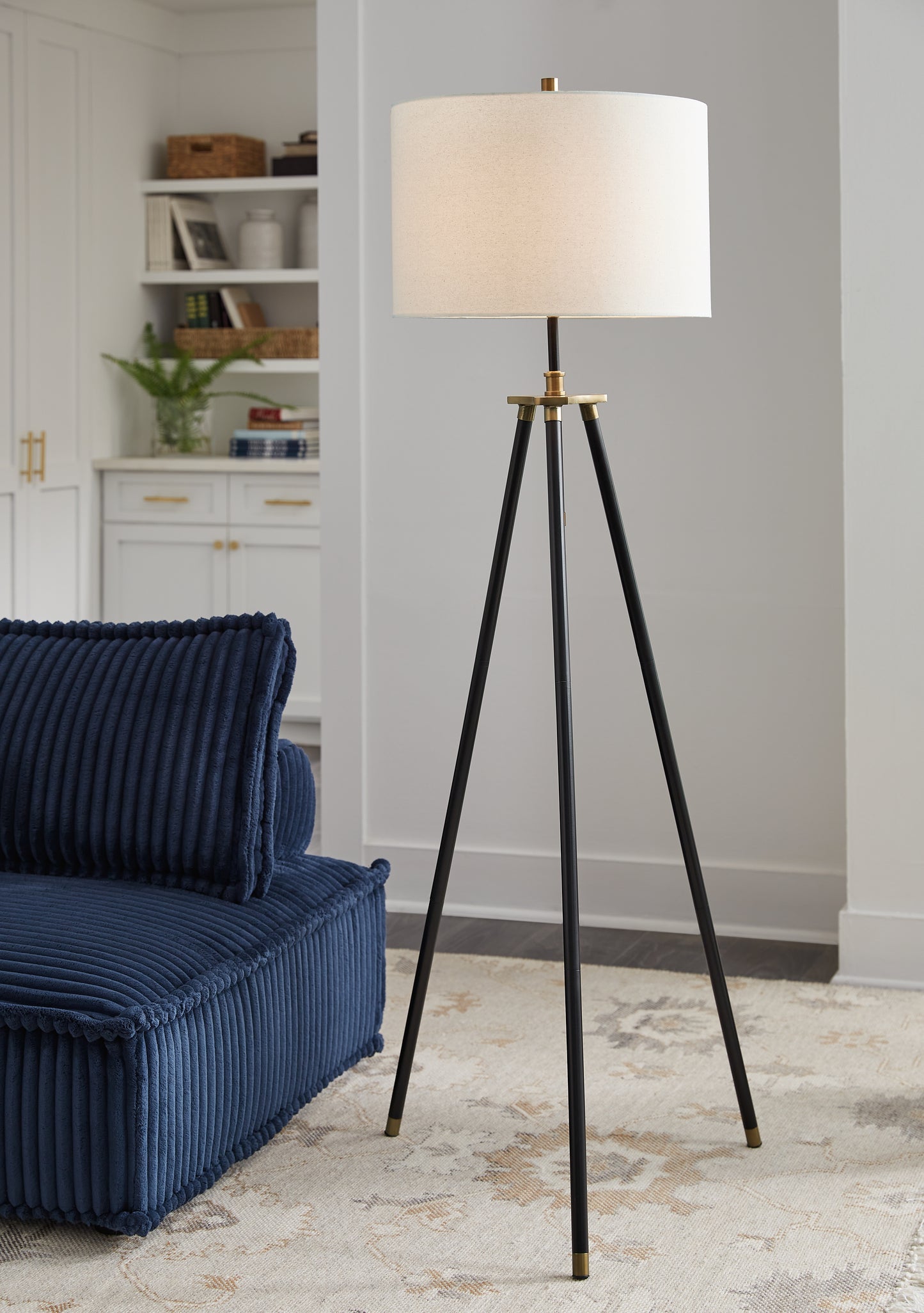 Haines Furniture Outlet - Ashley Furniture - Cashner Lighting - Metal Floor Lamp (1/CN) / Black/Gold Finish - L206101