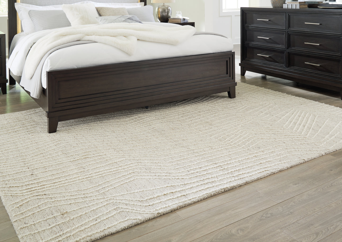 Haines Furniture Outlet - Ashley Furniture - Varahill Rug - 5' x 7' Rug / Gray/Ivory - R406932