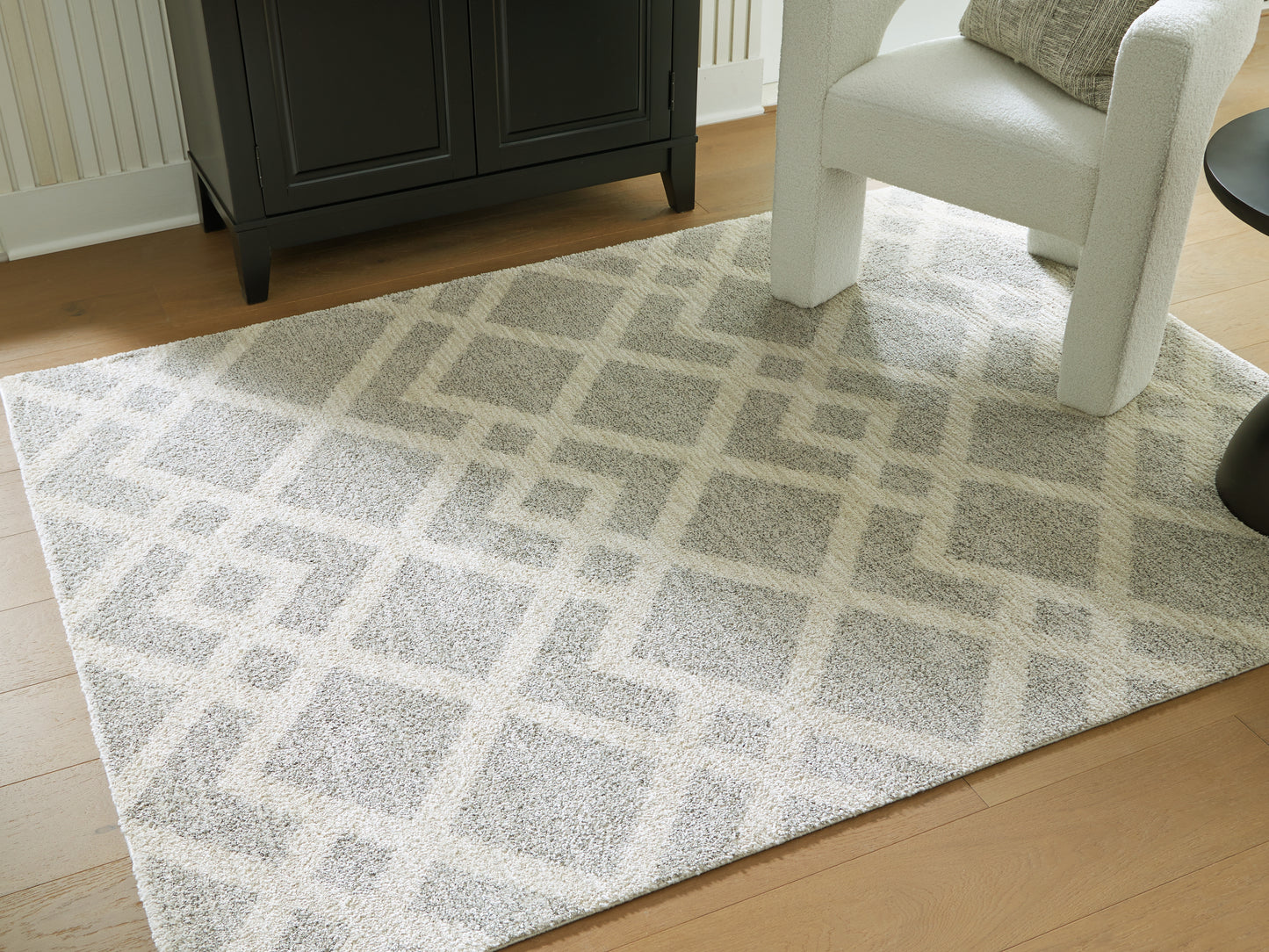 Haines Furniture Outlet - Ashley Furniture - Unawick Rug - Medium Rug / Gray/Ivory - R407332
