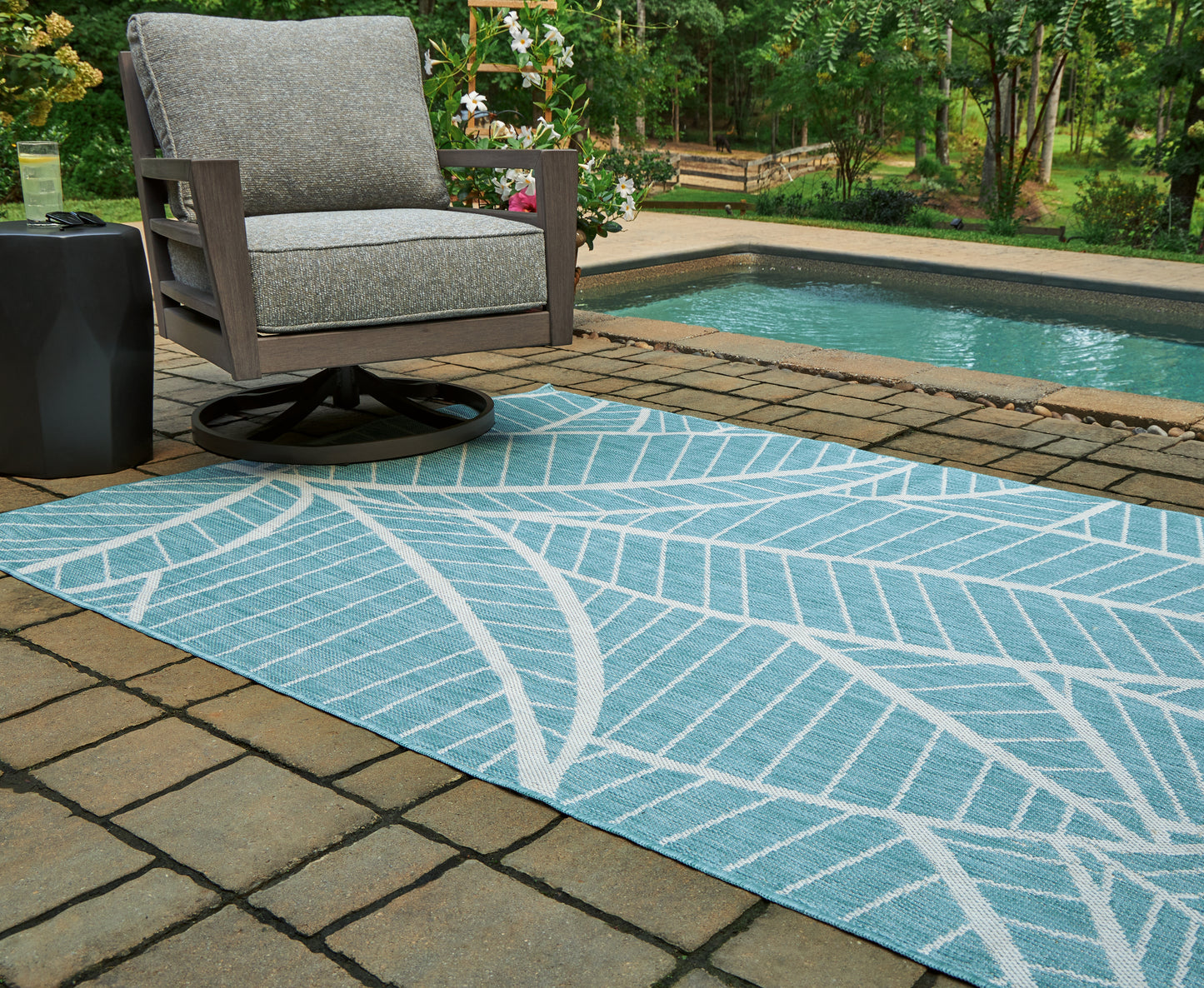 Haines Furniture Outlet - Ashley Furniture - Hulsia Rug - 5' x 7' Rug / Ivory/Aqua - R900122