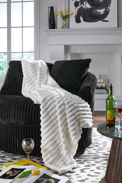 Haines Furniture Outlet - Ashley Furniture - Alsonwell Throw (Set of 3) - Throw (3/CS) / White - A1001080