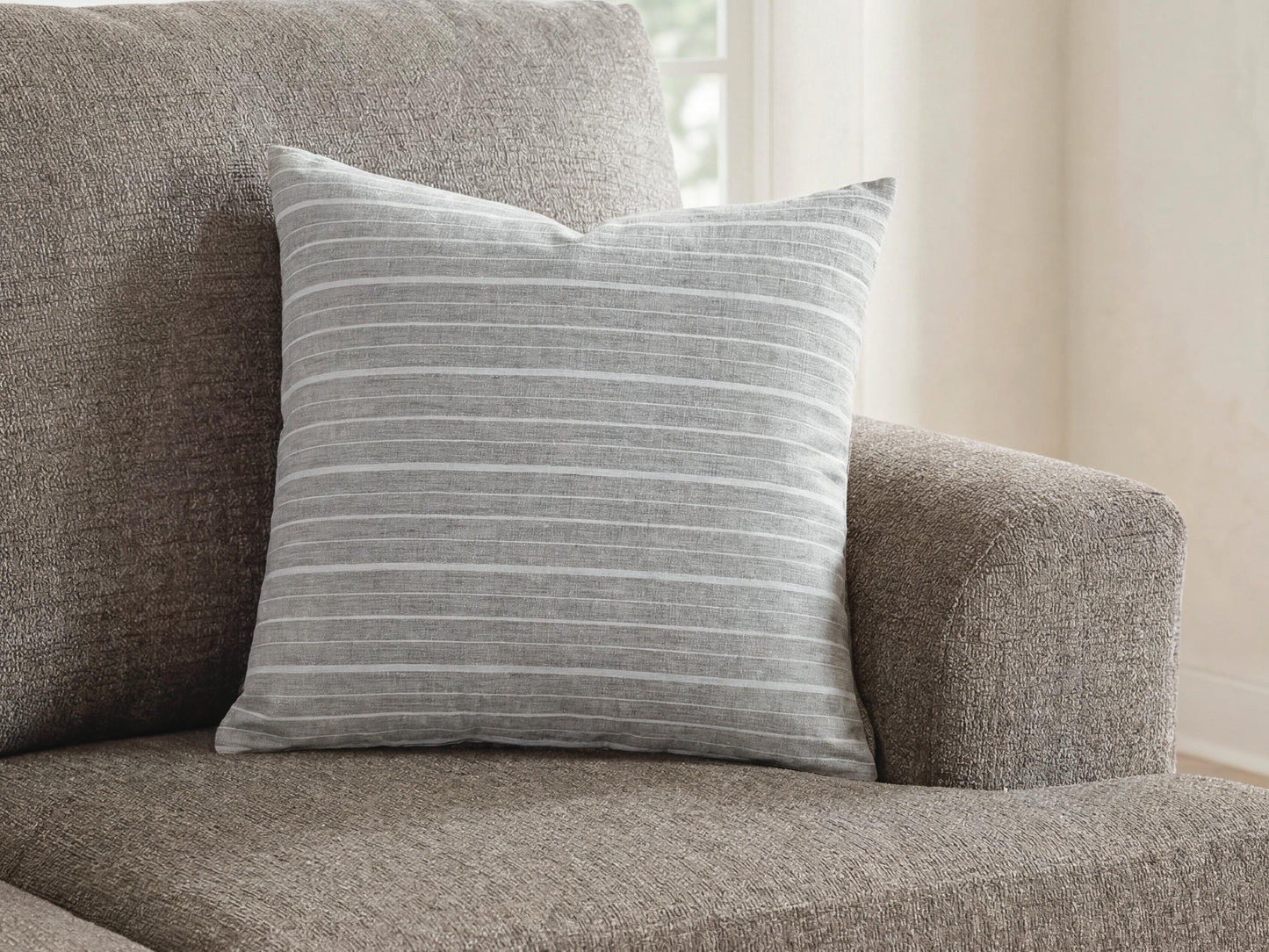 Haines Furniture Outlet - Ashley Furniture - Vernthrone Pillows - Pillow (4/CS) - A1001184