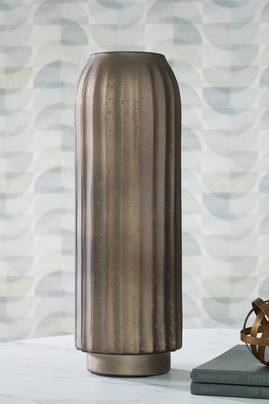 Haines Furniture Outlet - Ashley Furniture - Briarcott Vase - Vase / Brown - A2000705