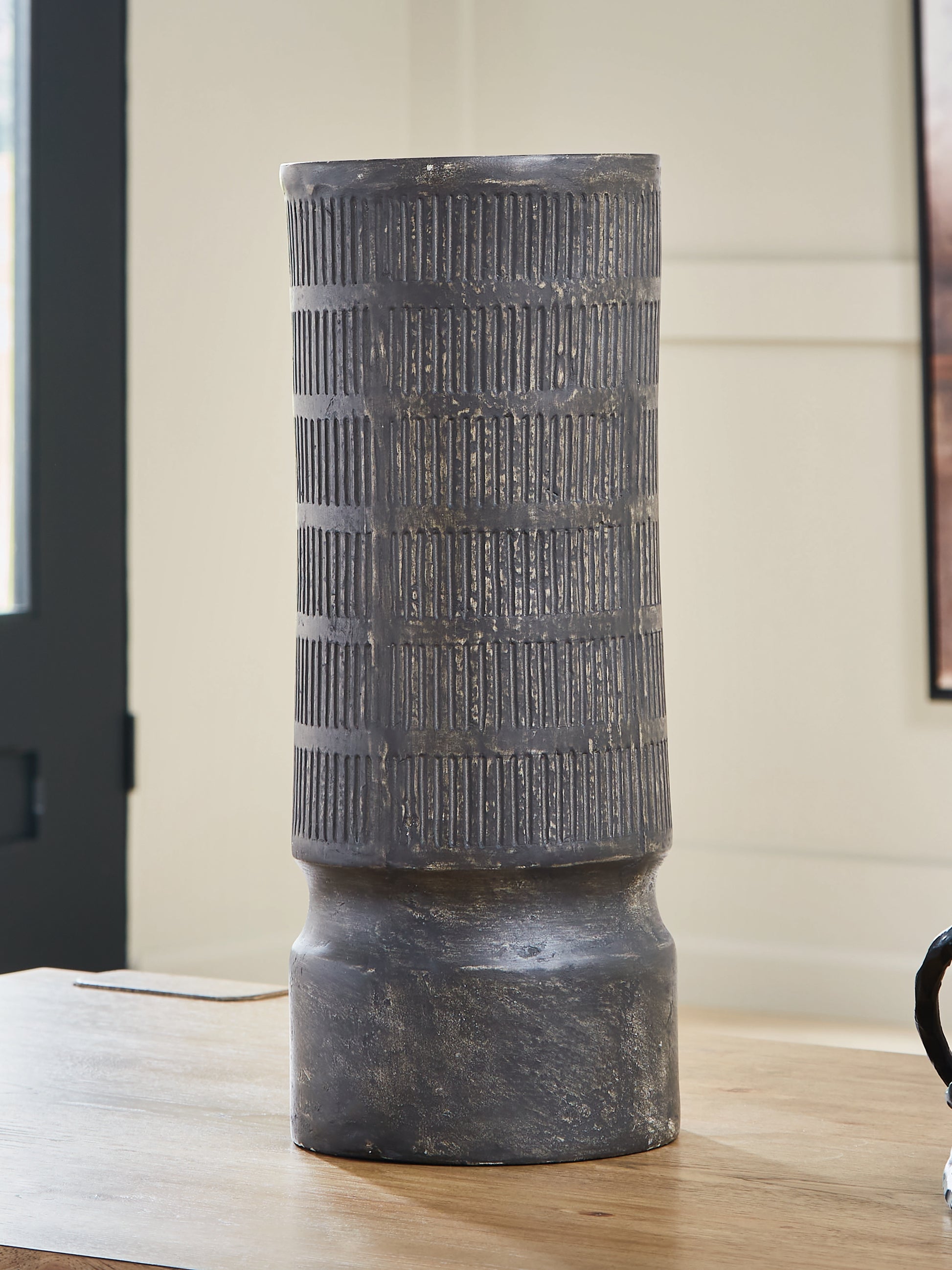 Haines Furniture Outlet - Ashley Furniture - Beninworth Vase - Vase - A2000879