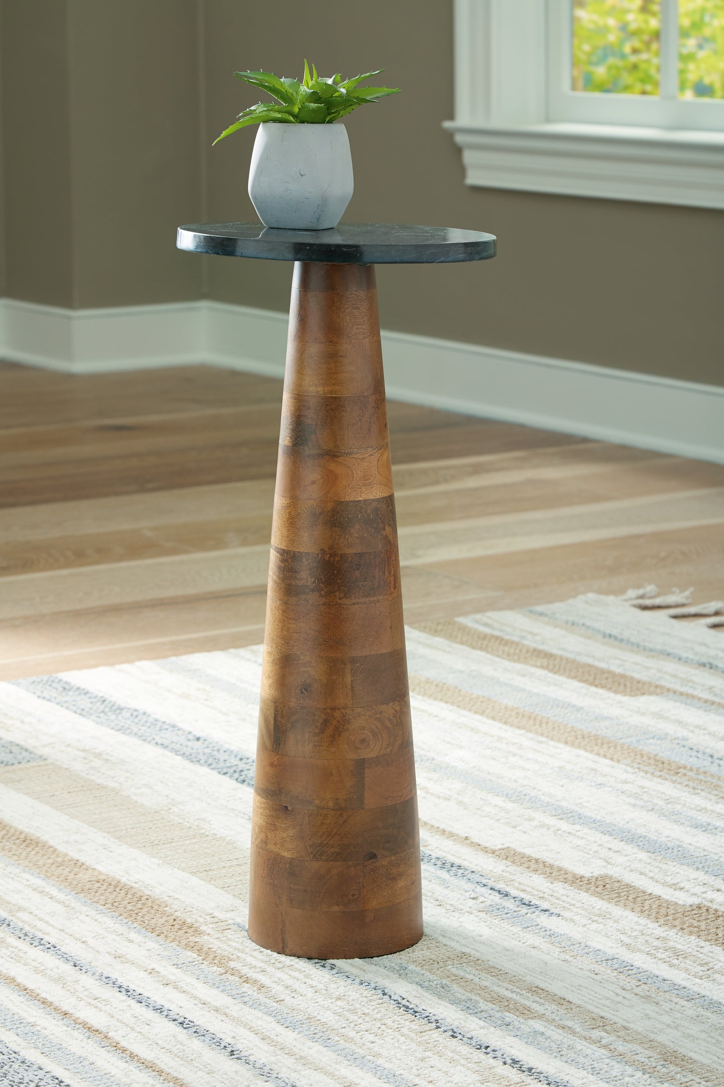 Haines Furniture Outlet - Ashley Furniture - Quinndon Accent Table - Accent Table / Brown/Black - A4000633