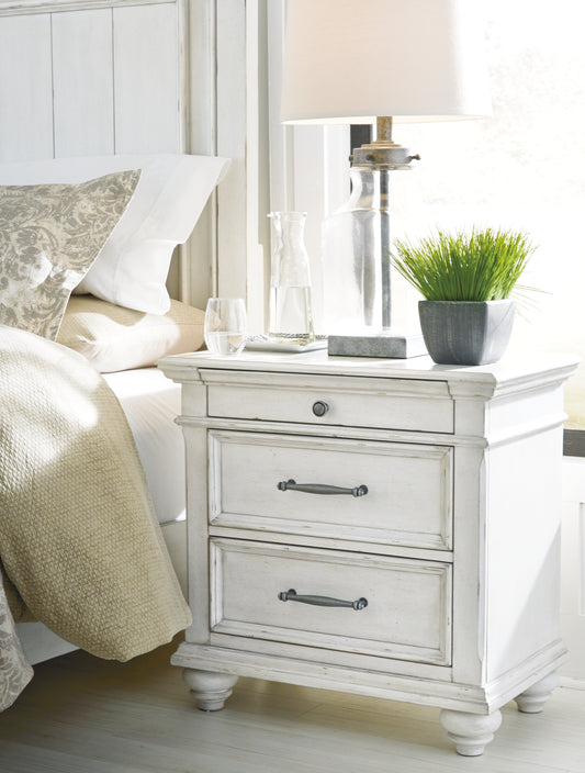 Haines Furniture Outlet - Ashley Furniture - Kanwyn Bedroom - Queen Panel Bed with Storage Bench / Whitewash - B777B6