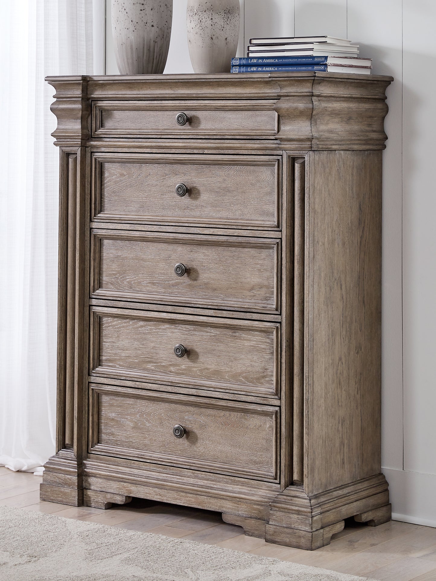 Haines Furniture Outlet - Ashley Furniture - Blairhurst Bedroom - Five Drawer Chest / Light Grayish Brown - B916-46