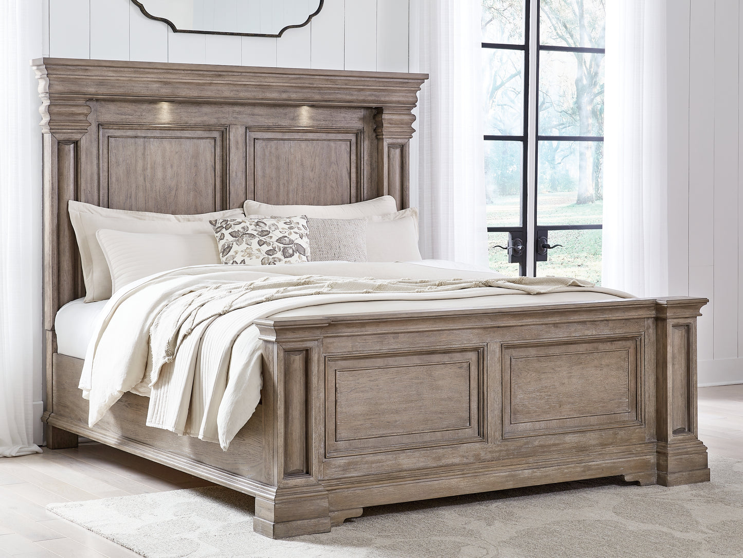 Haines Furniture Outlet - Ashley Furniture - Blairhurst Bedroom - King Panel Bed / Light Grayish Brown - B916B4