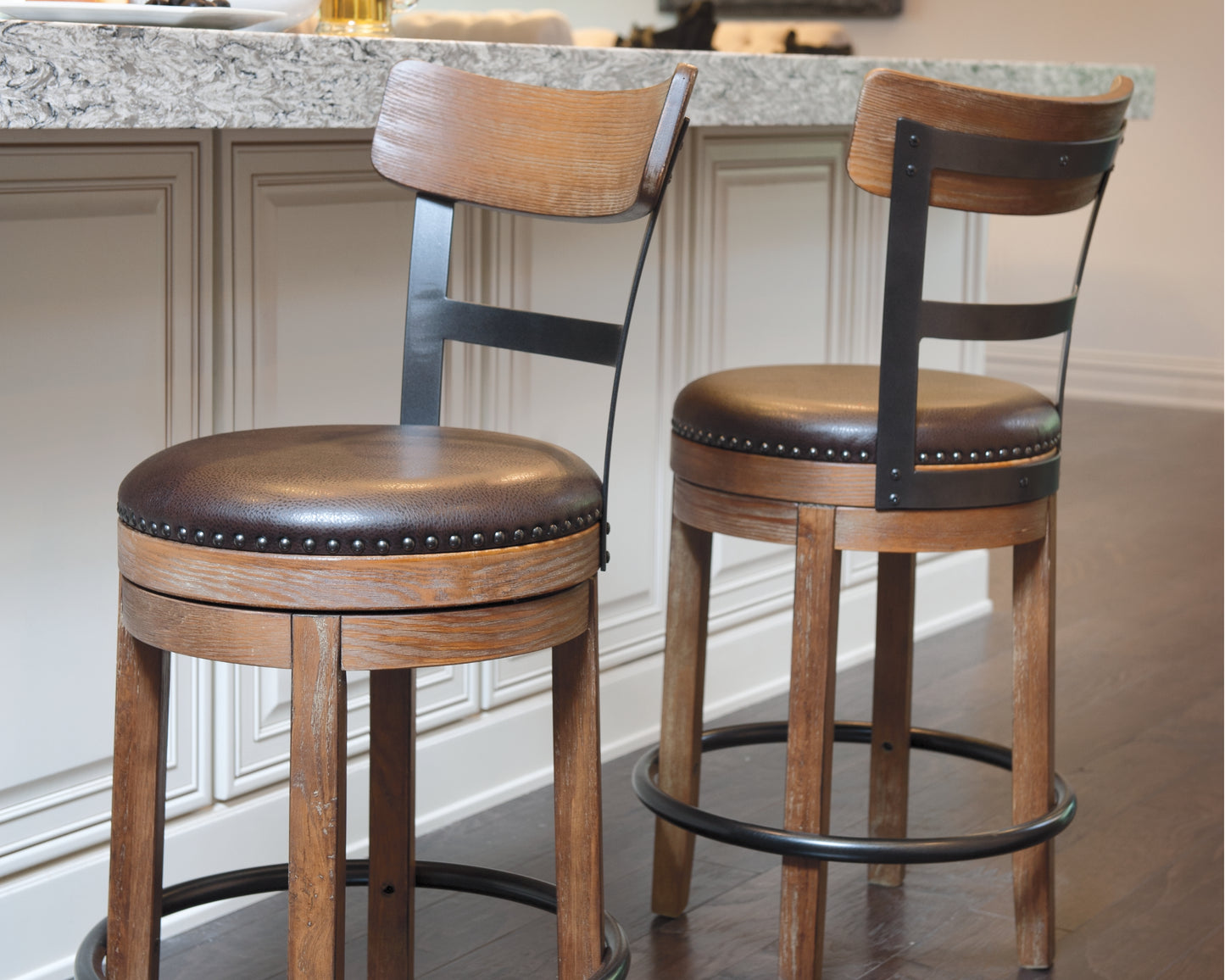 Haines Furniture Outlet - Ashley Furniture - Pinnadel Dining Room - Counter Height Bar Stool (Set of 2) / Grayish Brown - D542-124X2