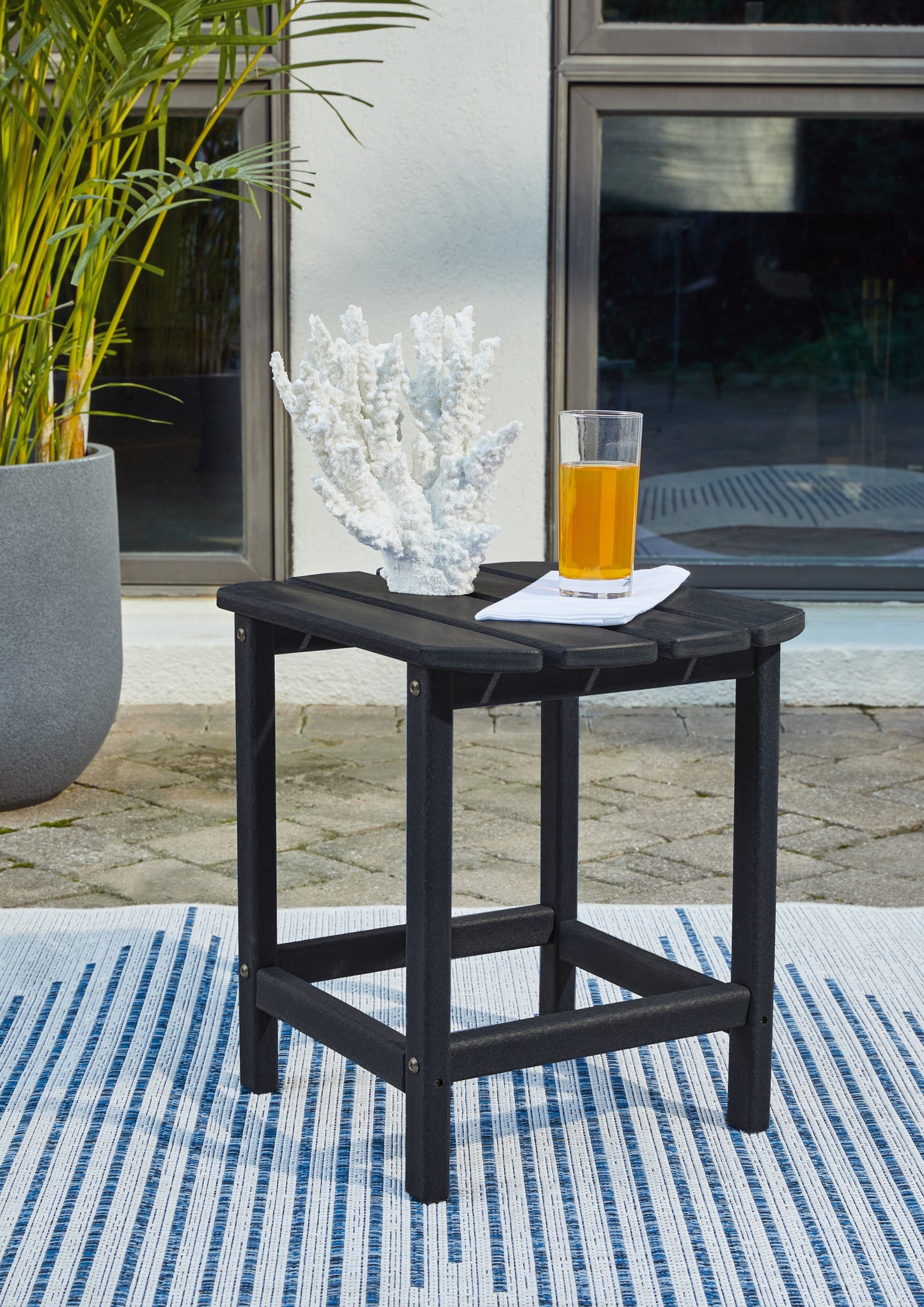 Haines Furniture Outlet - Ashley Furniture - Sundown Treasure Outdoor - End Table / Black - P008-703