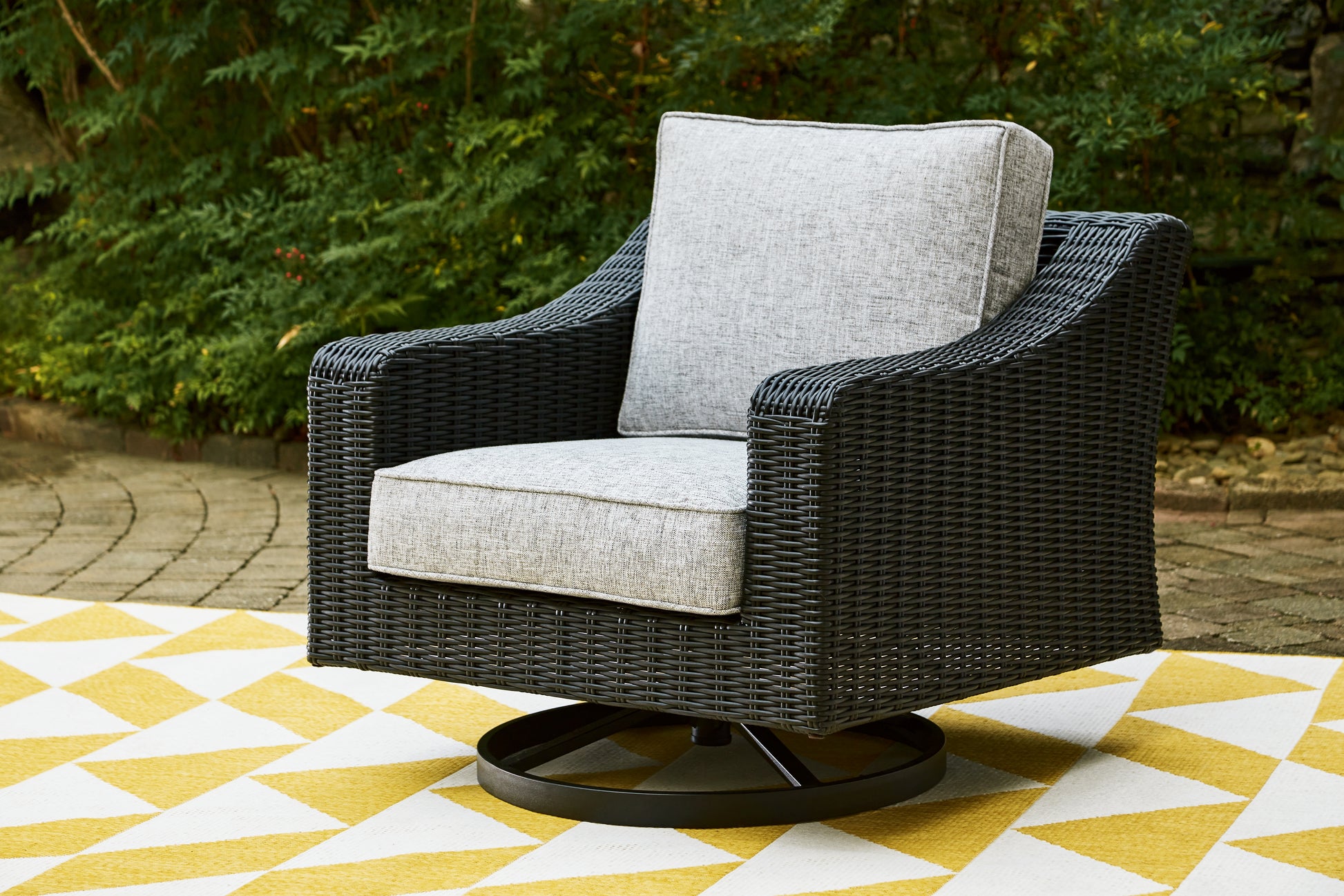 Haines Furniture Outlet - Ashley Furniture - Beachcroft Outdoor - Swivel Lounge Chair (1/CN) / Black/Light Gray - P792-821