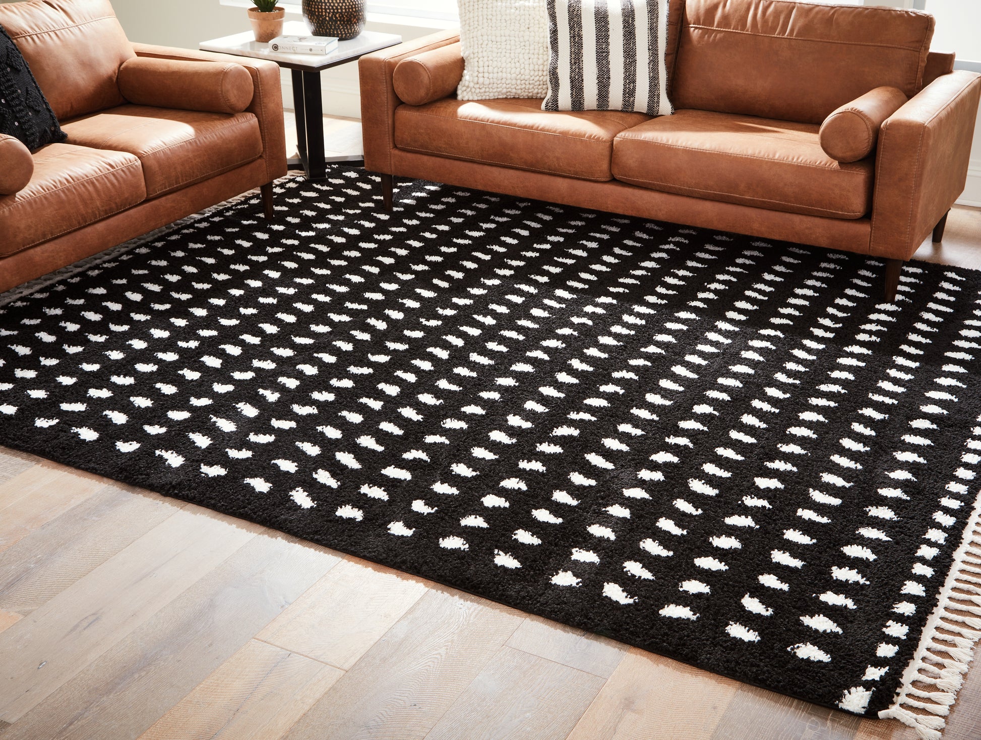 Haines Furniture Outlet - Ashley Furniture - Minston Rug - 5' x 7' Rug / Black/White - R405952