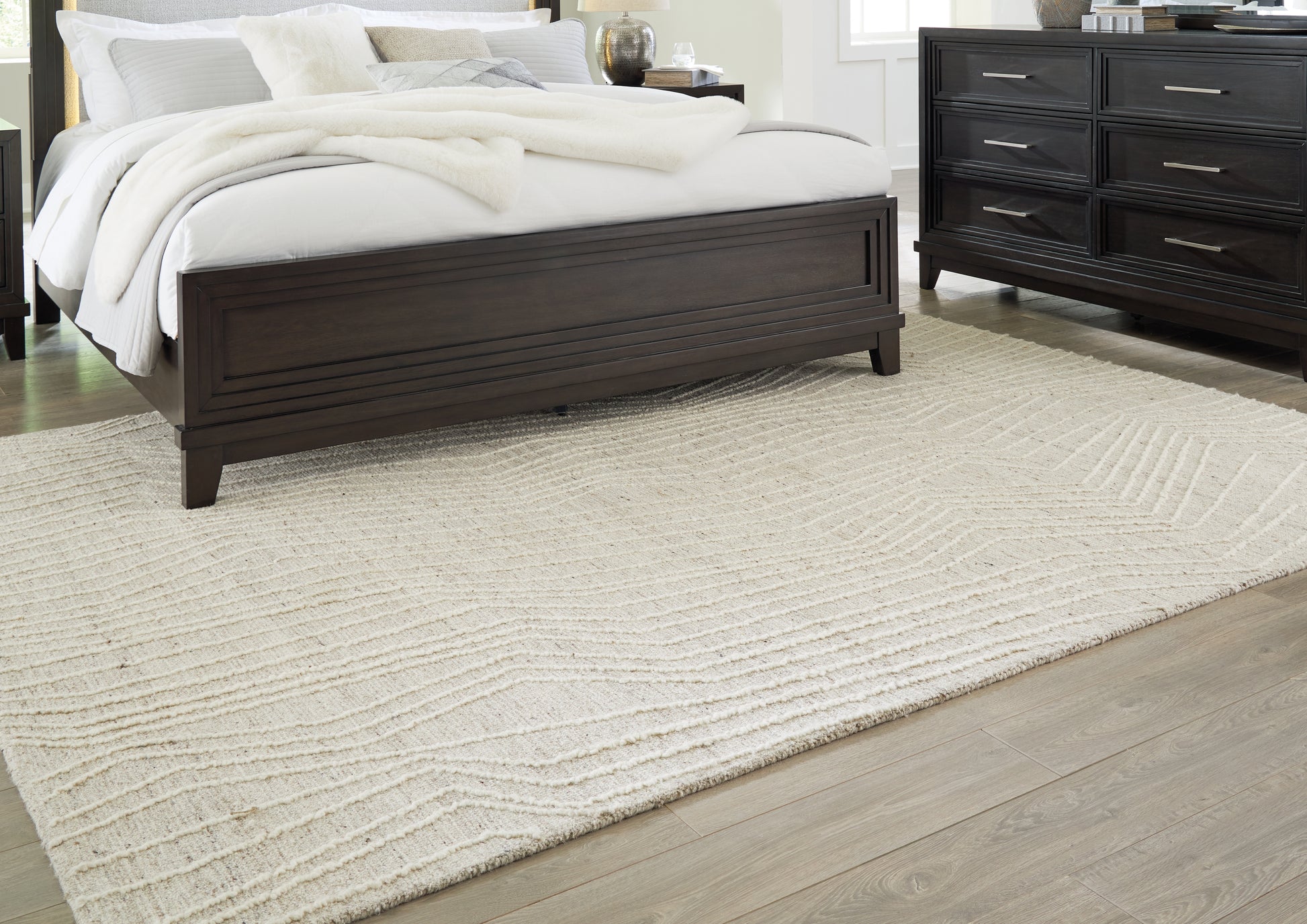 Haines Furniture Outlet - Ashley Furniture - Varahill Rug - 5' x 7' Rug / Gray/Ivory - R406932