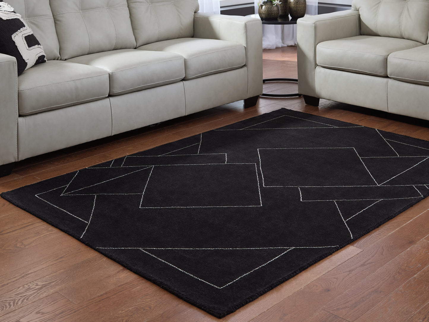 Haines Furniture Outlet - Ashley Furniture - Marav Rug - 7'8" x 10' Area Rug / Black/White - R407531