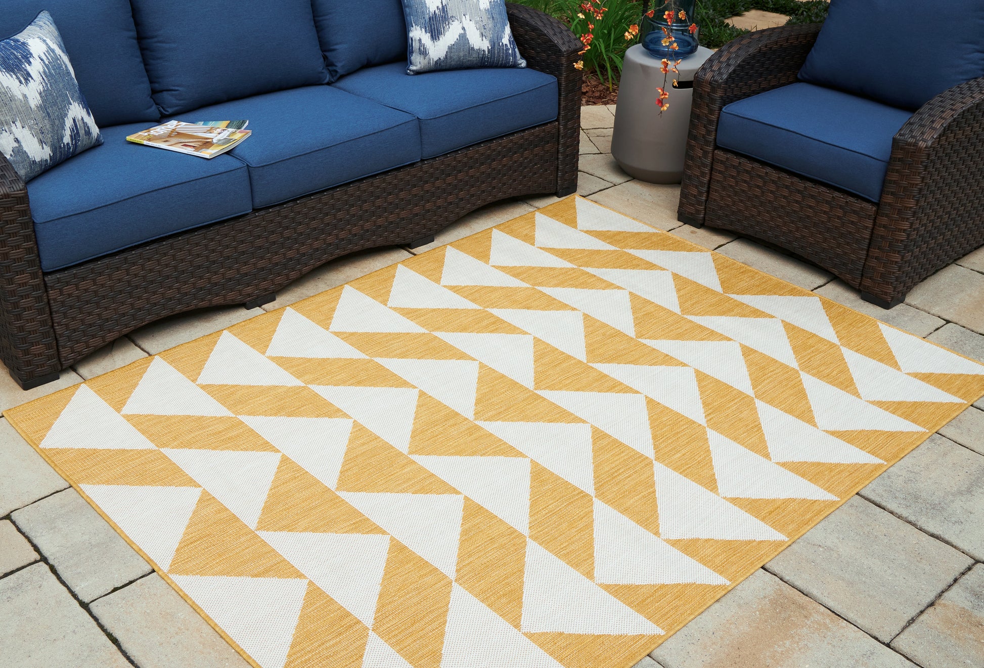 Haines Furniture Outlet - Ashley Furniture - Thomley Rug - 8' x 10' Rug / Ivory/Yellow - R900061