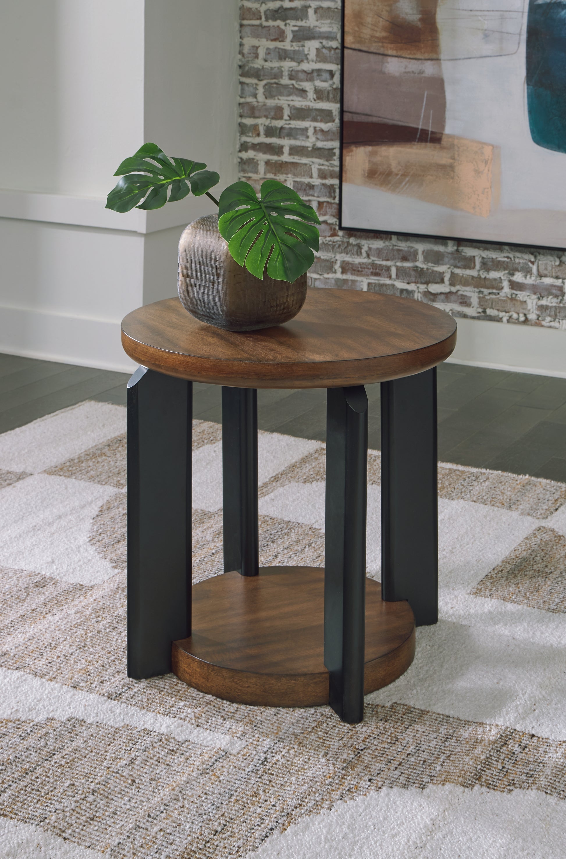Haines Furniture Outlet - Ashley Furniture - Kraeburn End Table - Round End Table / Brown/Black - T624-6
